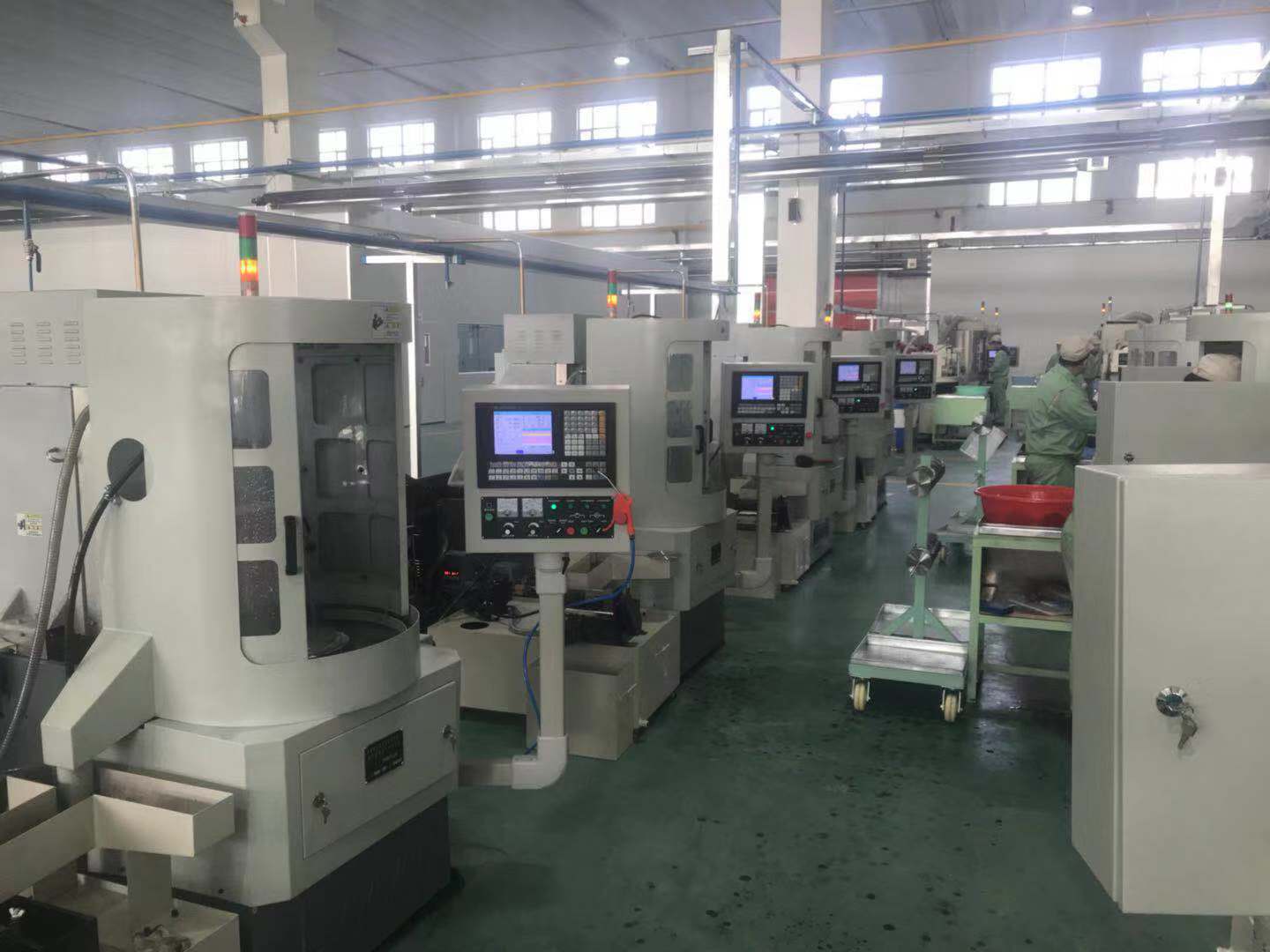 如何采用平面磨床加工同軸精細桿？